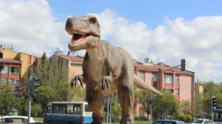 Ankara&rsquo;nın Dinozoru Yerini Aldı