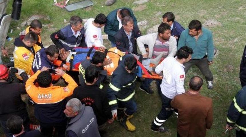 S&uuml;r&uuml;c&uuml; Şarampole Yuvarlanan Beton Mikserinin I&ccedil;inde Sıkıştı