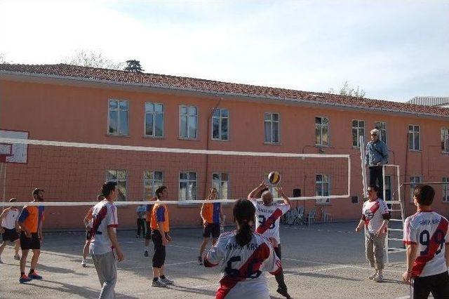 Lapseki Kaymakamlık Voleybol Turnuvası Başladı