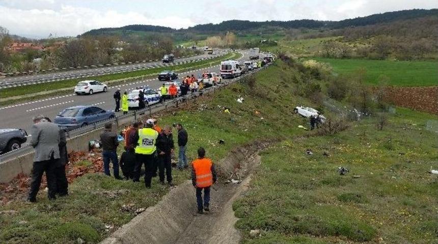 Bolu&rsquo;da Trafik Kazası; 2 &Ouml;l&uuml; 1 Yaralı