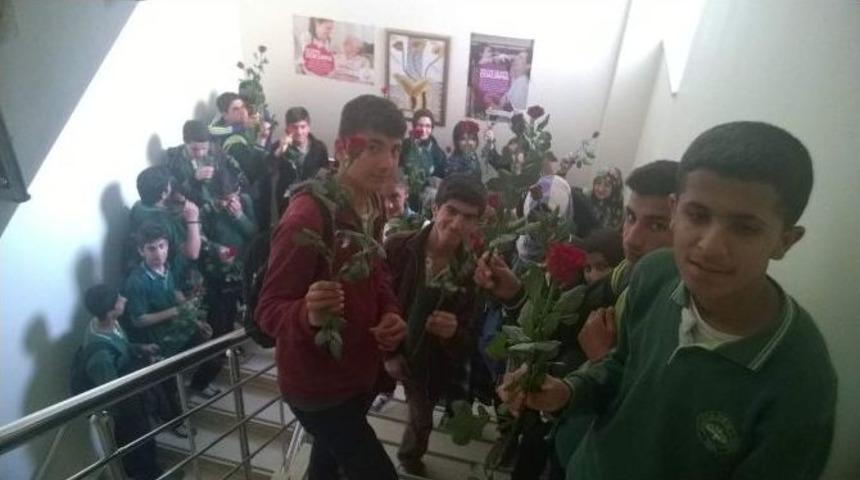 Hastalar G&uuml;llerle Sevindirildi