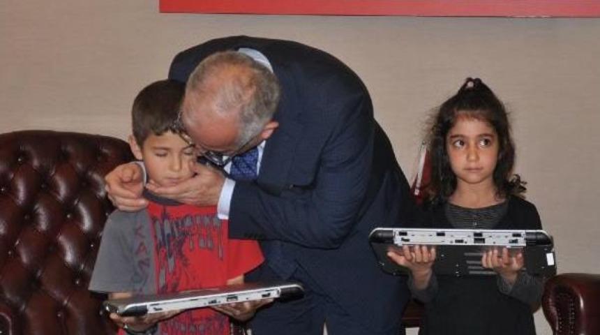 Bakan Yılmaz, Bayrağı &Ouml;pen 8 Yaşındaki Beren Ile Ikizi Ceren'e Bilgisayar G&ouml;nderdi