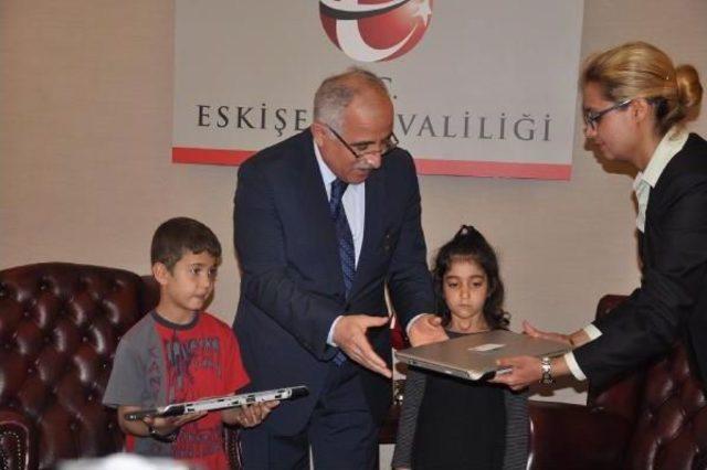 Bakan Yılmaz, Bayrağı Öpen 8 Yaşındaki Beren Ile Ikizi Ceren'e Bilgisayar Gönderdi