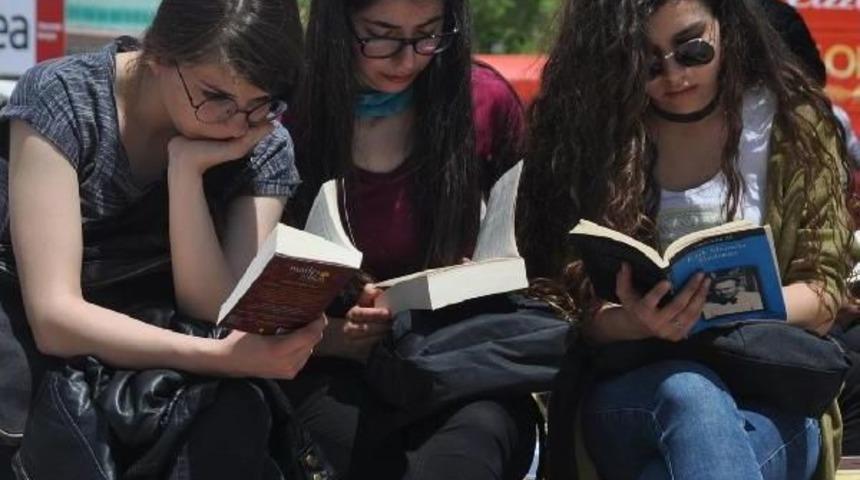 Karaman'da 2 Bin Kişi Aynı Anda Kitap Okudu