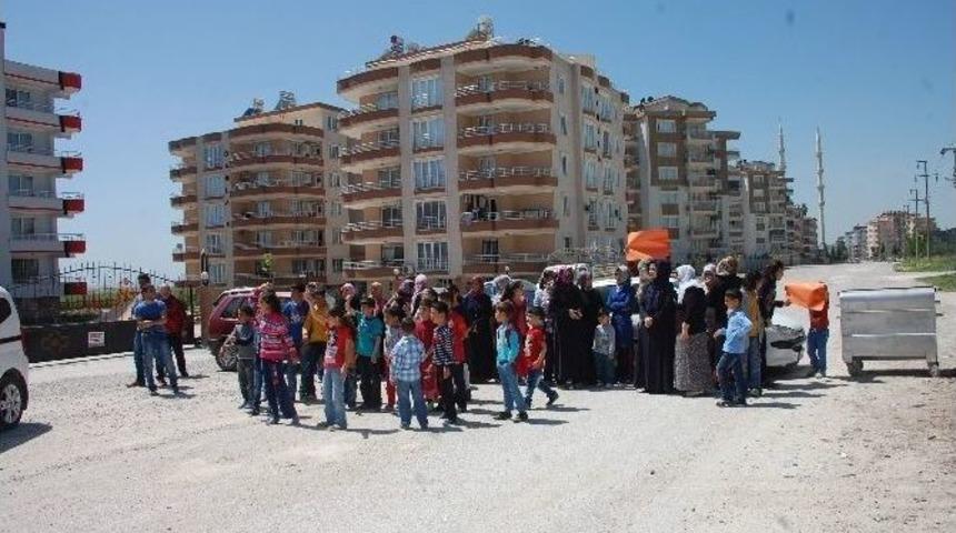 Kadınlar Ve &Ccedil;ocuklar, Tozlu Yolda Eylem Yaptı