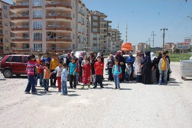 Kadınlar Ve Çocuklar, Tozlu Yolda Eylem Yaptı