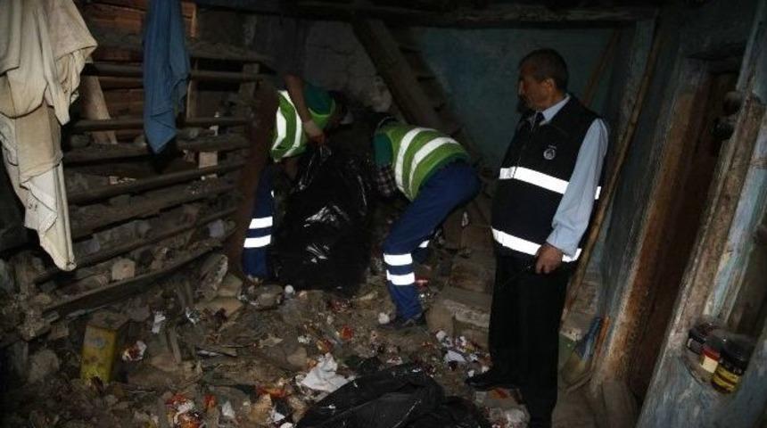 Yaşlı Vatandaşın Evinden 1 Kamyon Dolusu &Ccedil;&ouml;p &Ccedil;ıkartıldı