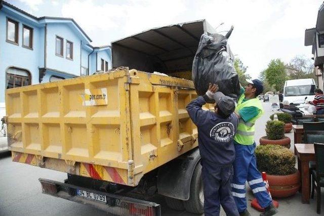 Yaşlı Vatandaşın Evinden 1 Kamyon Dolusu Çöp Çıkartıldı