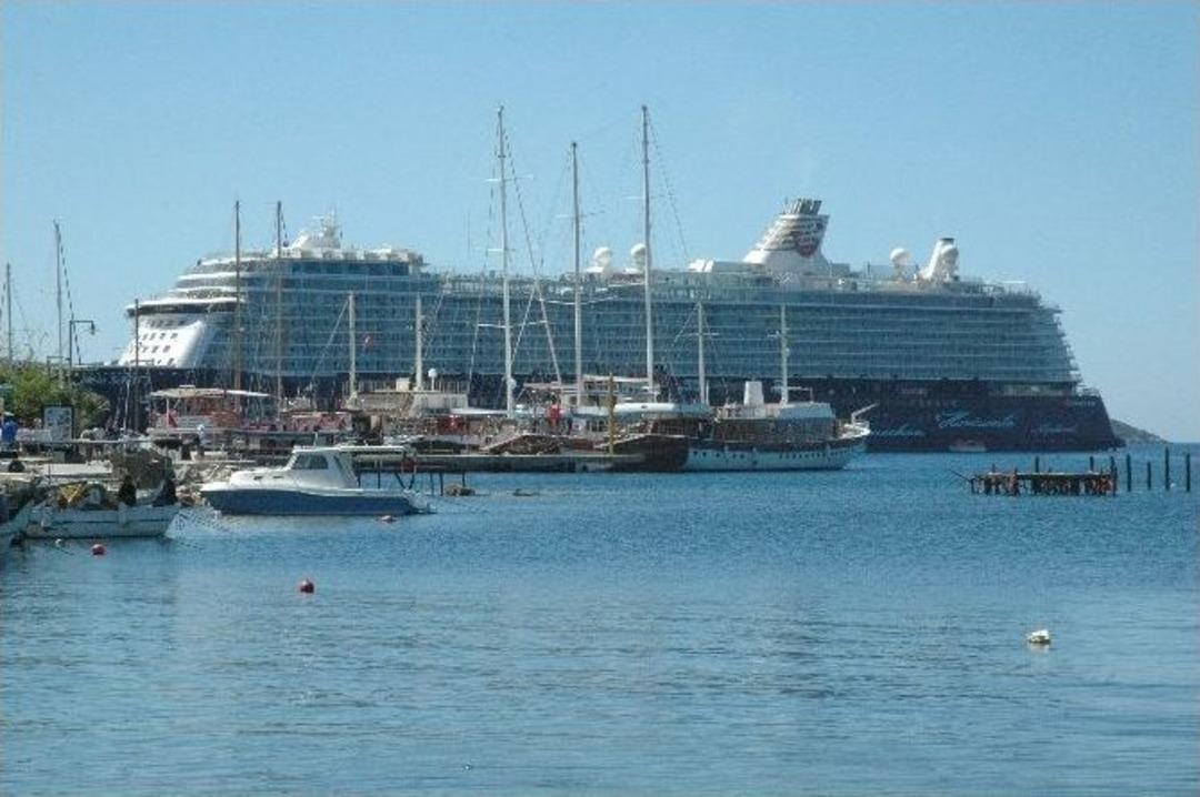 300 Metrelik L&uuml;ks Gemi G&ouml;renleri Hayrete D&uuml;ş&uuml;rd&uuml;