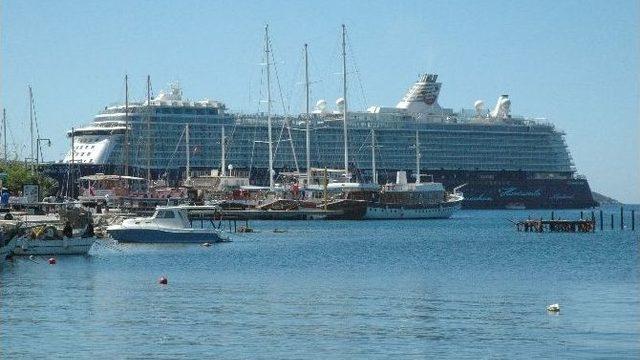 300 Metrelik Lüks Gemi Görenleri Hayrete Düşürdü