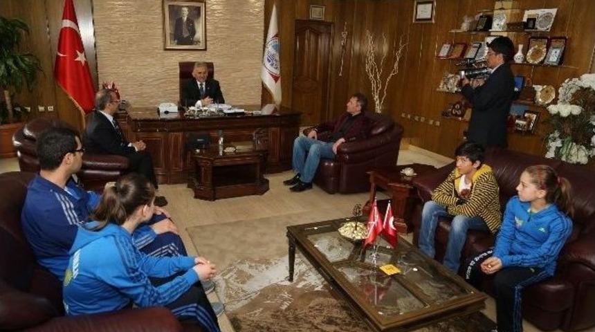Ambar Ortaokulu Ve &Ouml;zel Gen&ccedil; Sultan Koleji Sporcularından Melikgazi Belediyesine Ziyaret