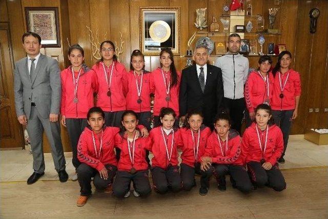 Ambar Ortaokulu Ve Özel Genç Sultan Koleji Sporcularından Melikgazi Belediyesine Ziyaret