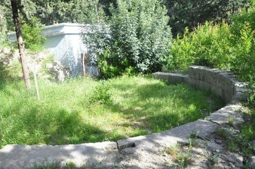 Ermenilerin İstediği Manastır Mezarlığa Duvar, Okula Taş Oldu