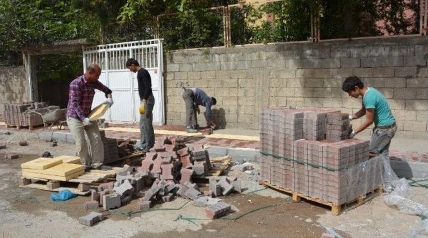 Cadde Ve Sokaklara Kaldırım Yapılıyor