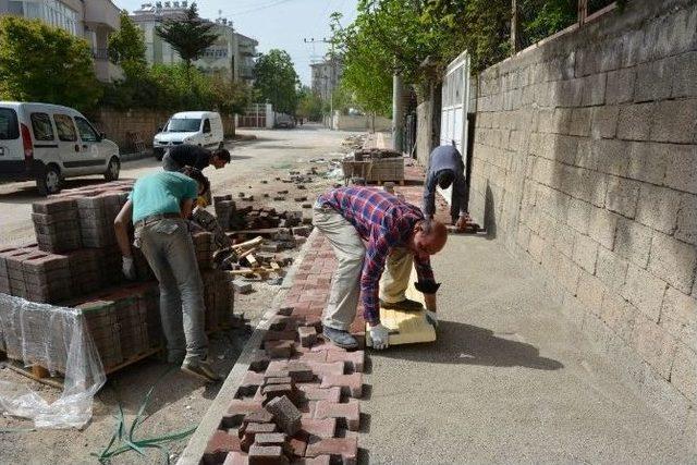 Cadde Ve Sokaklara Kaldırım Yapılıyor