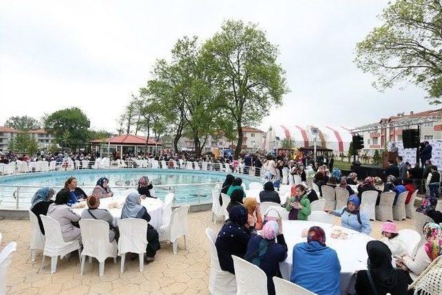 Başkan Toçoğlu Ak Parti Karasu İlçe Kadın Kolları Teşkilatı İle Bir Araya Geldi