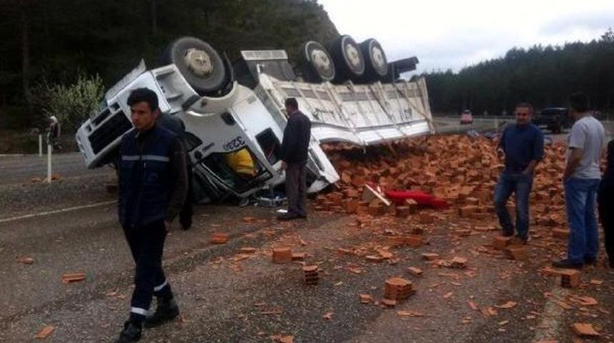 Tuğla Y&uuml;kl&uuml; Kamyon Devrildi: 1 Yaralı
