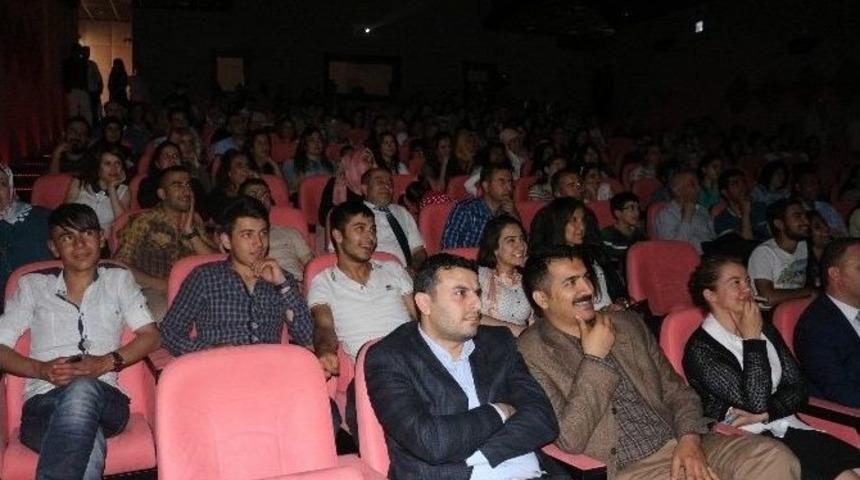 Tek Başına Film &Ccedil;ekti