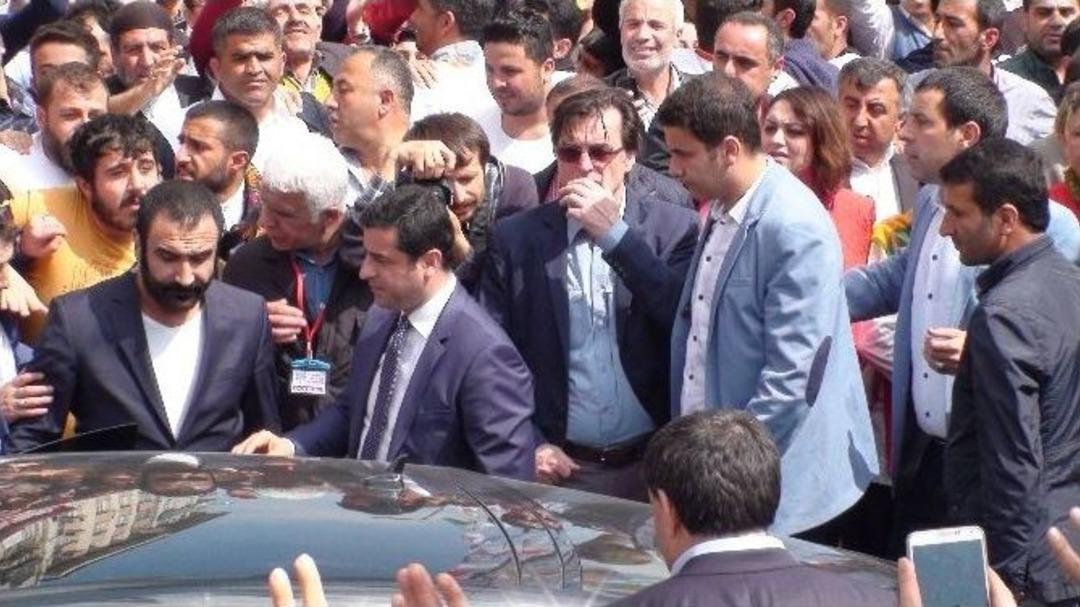 Demirtaş: &ldquo;gelin Taksim&rsquo;deki Bariyerleri Kaldırın&rdquo;