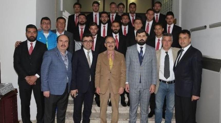 B&uuml;y&uuml;kerşen Şampiyon Takımı Ağırladı