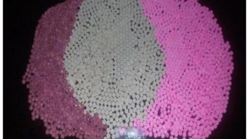 Otomobilde 3 Bin Ecstasy Hap Ile 21 Gram Kokain Ele Ge&ccedil;irildi