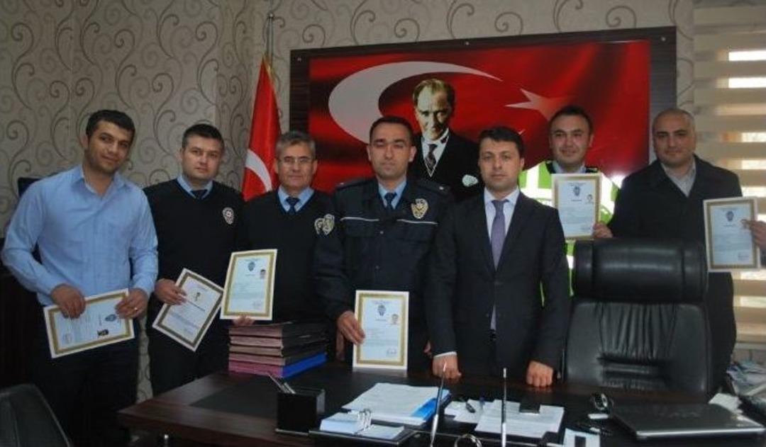 Taksici Cinayetini &Ccedil;&ouml;zen Polisler &Ouml;d&uuml;llendirildi