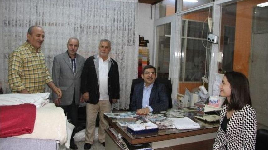 &Ccedil;evre Ve Şehircilik Bakanı G&uuml;ll&uuml;ce, Kartal Esnafını Ziyaret Etti