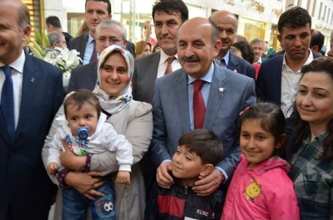 M&uuml;ezzinoğlu &Ccedil;ocukları Sevdi, Gen&ccedil;lere Nasihat Verdi