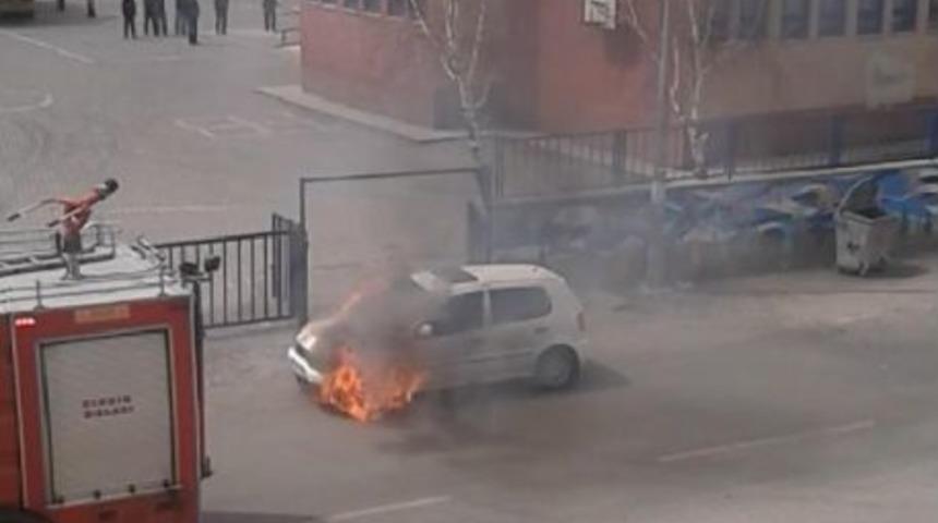 Seyir Halindeki Otomobil Alev Topuna D&ouml;nd&uuml;