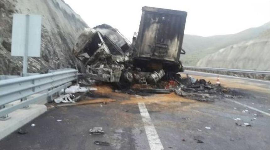 Tır İle Kamyon &Ccedil;arpıştı, Baba Oğul Yanarak &Ouml;ld&uuml;