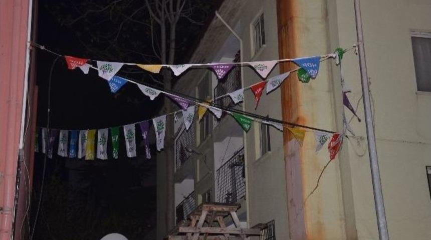 Bilecik Hdp Binasına Asılan Bayrakları İndirmeye &Ccedil;alışan Gruba Polis M&uuml;dahale Etti