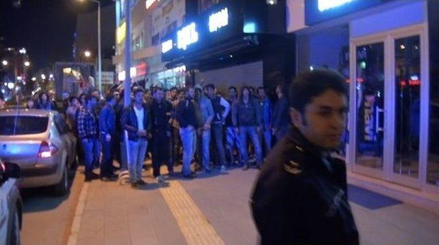 Bilecik Hdp Binasına Asılan Bayrakları İndirmeye Çalışan Gruba Polis Müdahale Etti