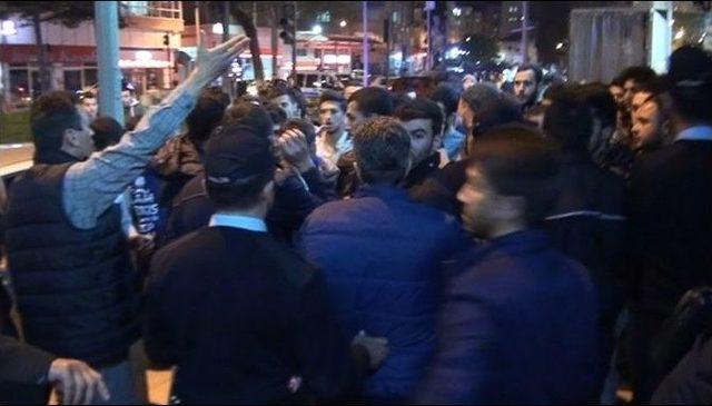 Bilecik Hdp Binasına Asılan Bayrakları İndirmeye Çalışan Gruba Polis Müdahale Etti