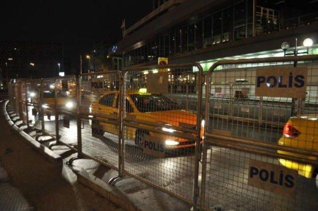 Taksim Meydanı Bariyerlerle Kapatılmaya Başlandı