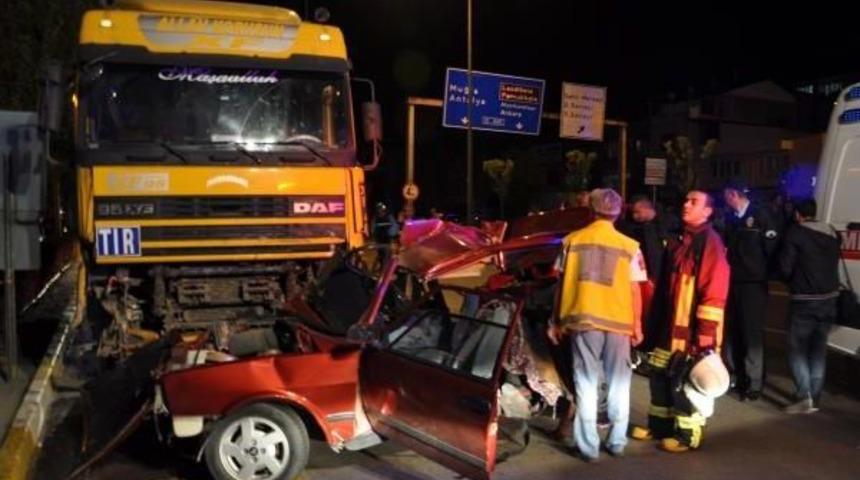 Otomobil Tır'ın Altına Girdi: 3 &Ouml;l&uuml;, 3 Yaralı