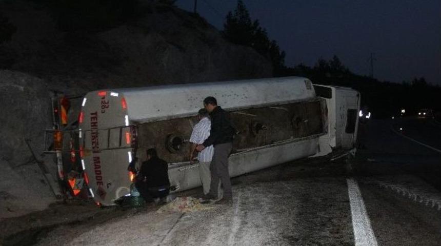 Fethiye Antalya Karayolunda Akaryakıt Tankeri Devrildi: 2 Yaralı