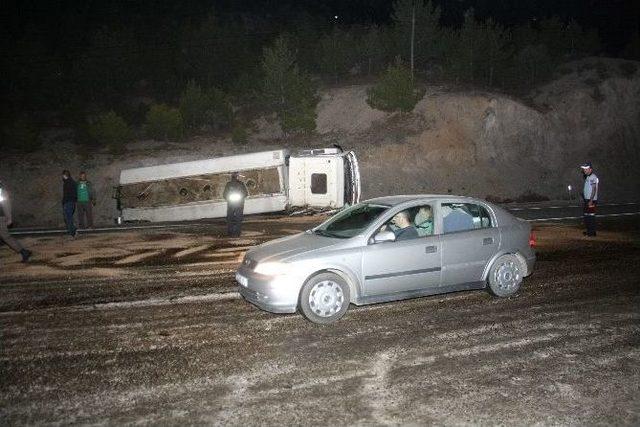 Fethiye Antalya Karayolunda Akaryakıt Tankeri Devrildi: 2 Yaralı