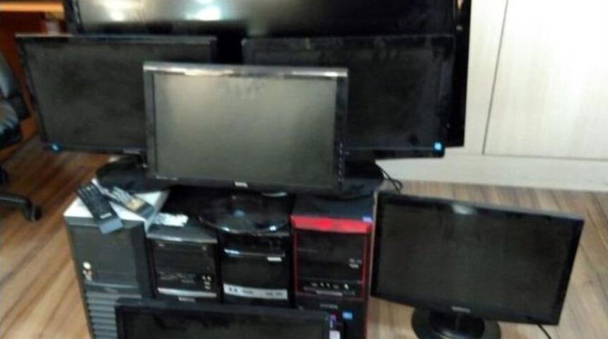 &Ccedil;aldıkları Eşyaları Satarken Polise Yakalandılar