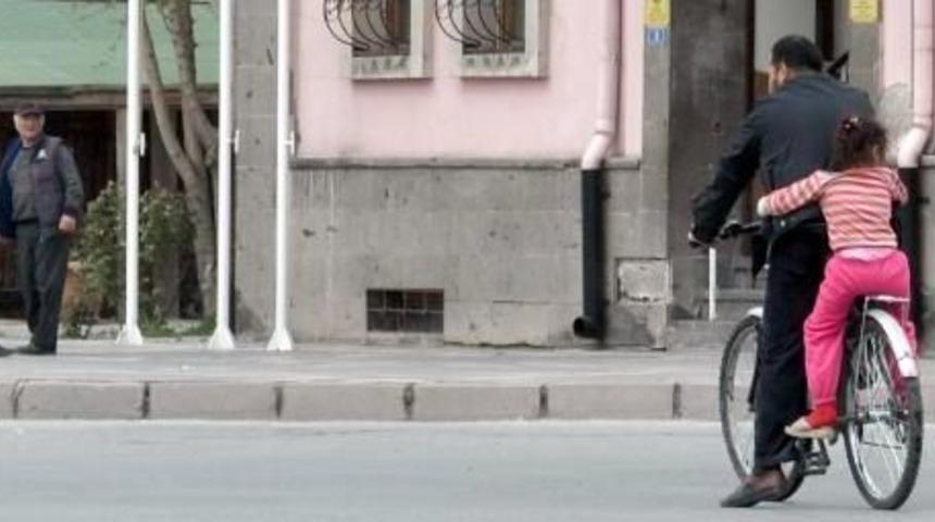 Bisikletle Tehlikeli Yolculuk