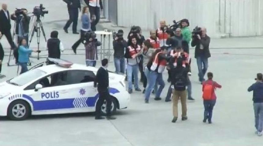 Taksim Meydanı'nda Pankart A&ccedil;an 2 Kadın G&ouml;zaltına Alındı