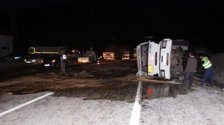 Akaryakıt Tankeri Devrildi, Iş&ccedil;iler Yola Akan Mazot I&ccedil;in Seferber Oldu