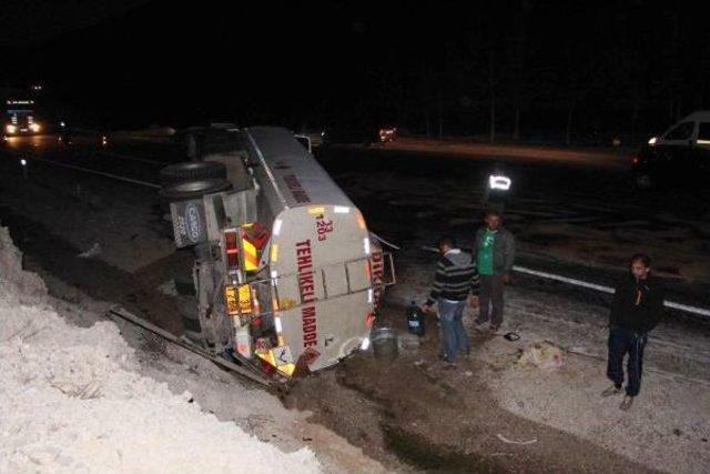 Akaryakıt Tankeri Devrildi, Işçiler Yola Akan Mazot Için Seferber Oldu 1