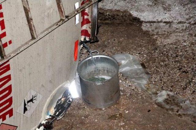 Akaryakıt Tankeri Devrildi, Işçiler Yola Akan Mazot Için Seferber Oldu 3