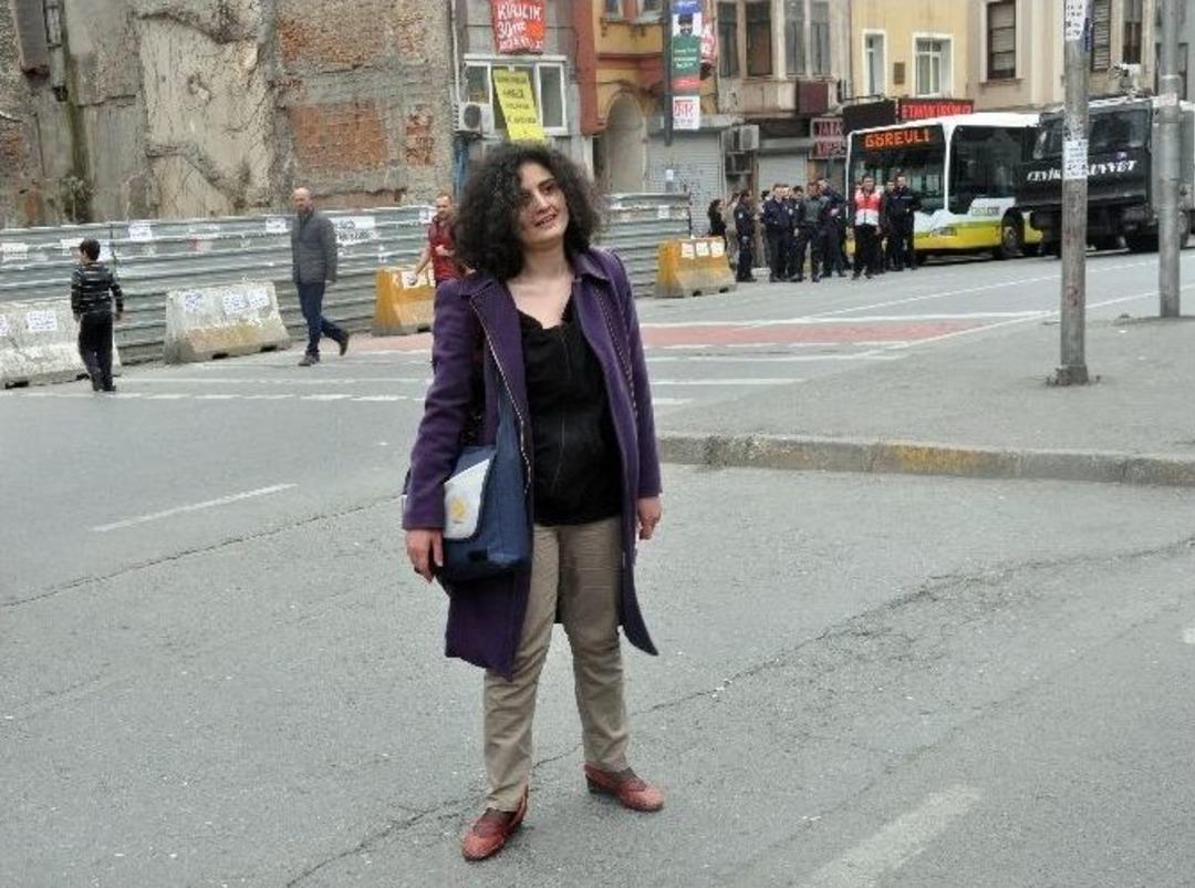 Elindeki Kitapla Eylem Yapan Kadın, G&ouml;zaltına Alındı