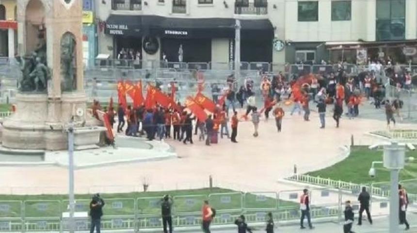 Taksim Meydanı'na Koşarak Giren Gruba Polis M&uuml;dahalesi (1)