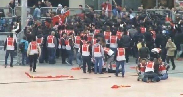 Taksim Meydanı na Koşarak Giren Gruba Polis M&uuml;dahalesi (1) 1