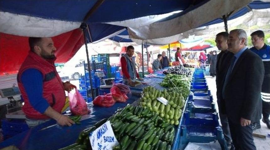 Başkan Karataş Sebze Pazarını Gezdi