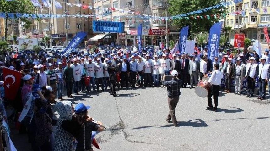 T&uuml;rk-iş&rsquo;e Bağlı Sendikalar Halaylarla 1 Mayıs&rsquo;ı Kutladı