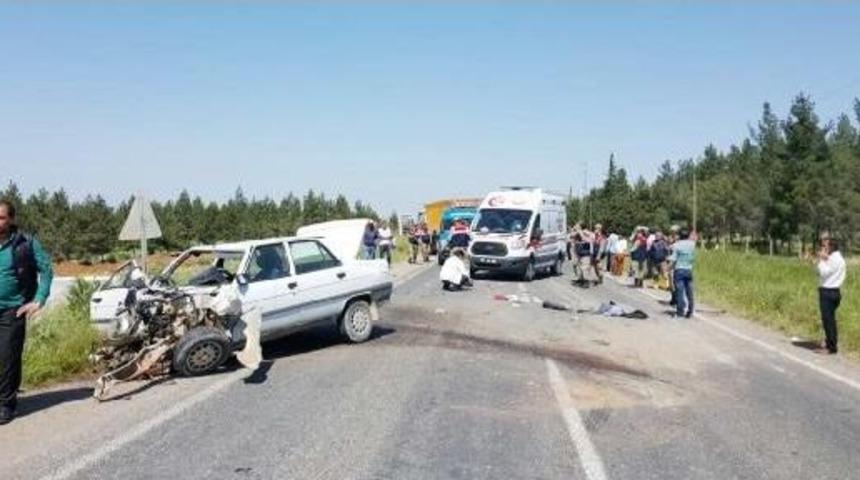 Kamyon Ile Otomobil &Ccedil;arpıştı: 1 &Ouml;l&uuml;, 2 Yaralı