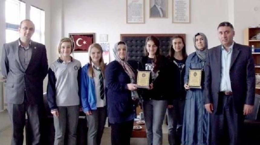 Yolda 10 Bin Dolar Bulan 4 &Ouml;ğrenciden &Ouml;rnek Davranış